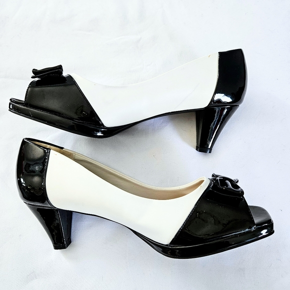 EUC Comfortview Classic B&W Vintage Oxford-style Peep Toe Pumps w/ Bow 9.5 Wide - Picture 7 of 15